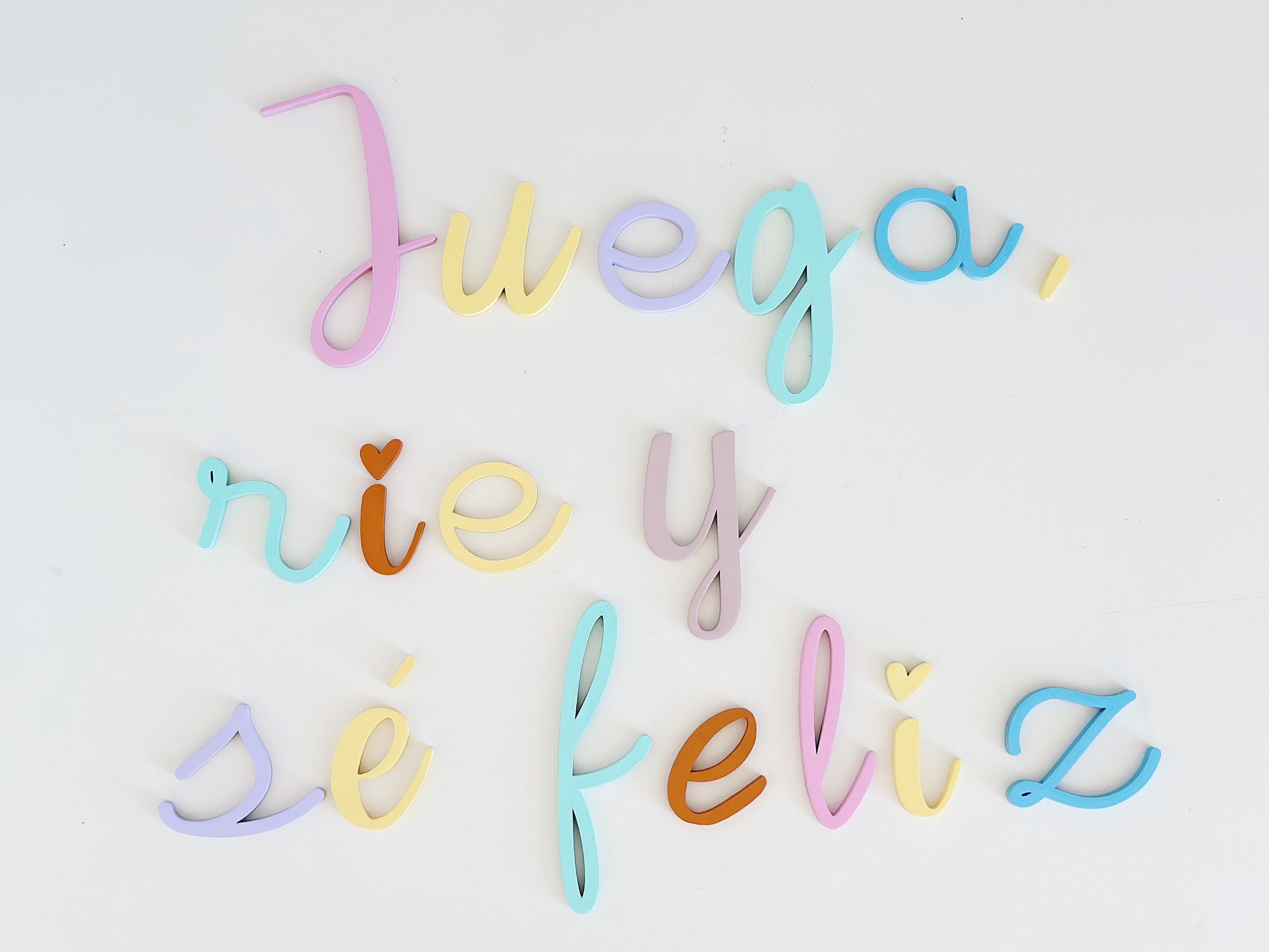 Juega rie y se feliz saltarin