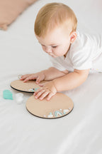 Plaquita Huellas bebé a color